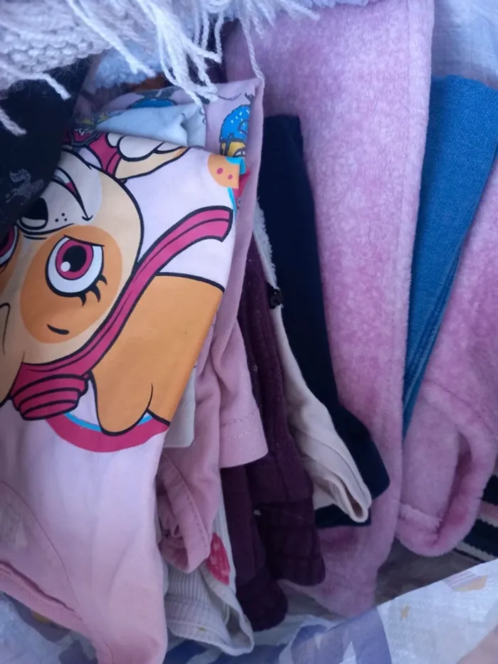 Lot de 25 vêtements fille 4/5 ans - photo numéro 2