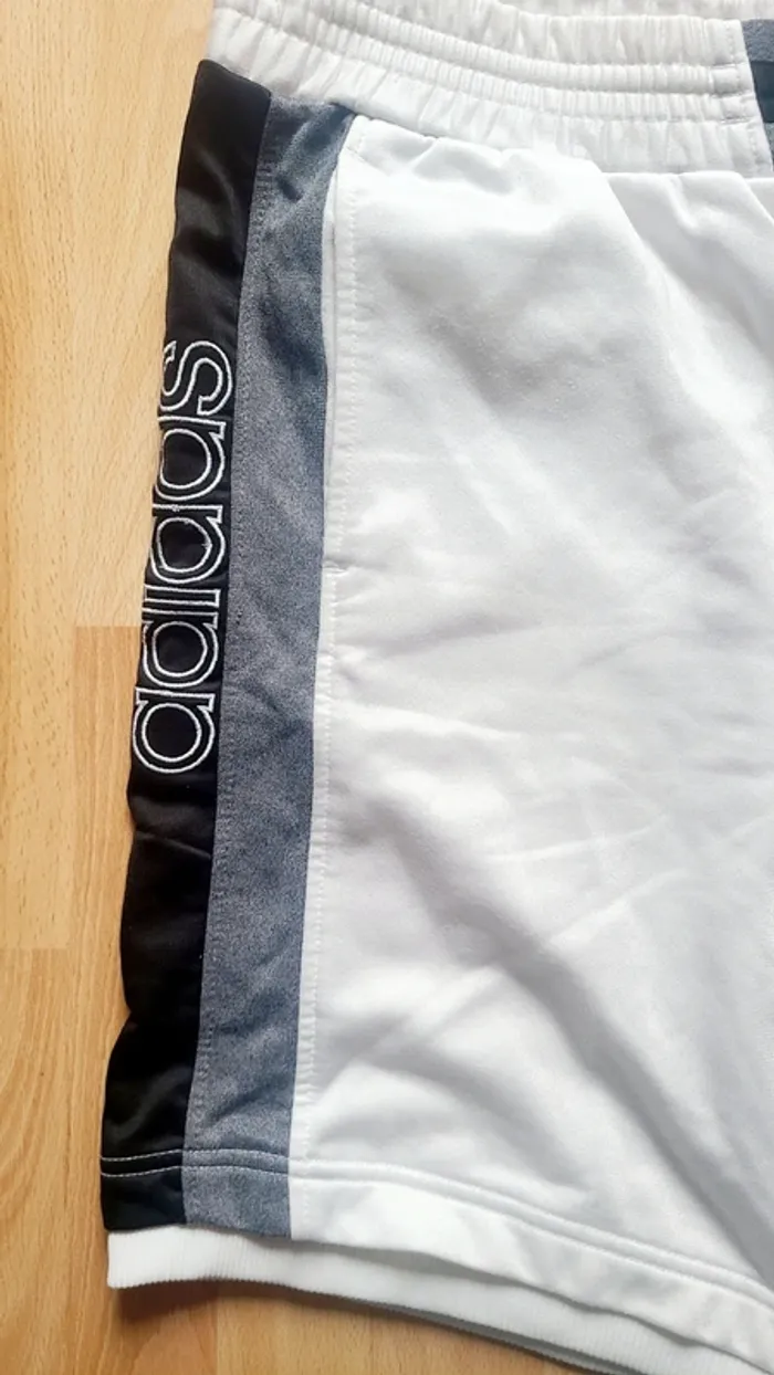 Short Adidas taille XL - photo numéro 2