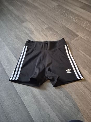 Short Adidas moulant taille haute S neuf