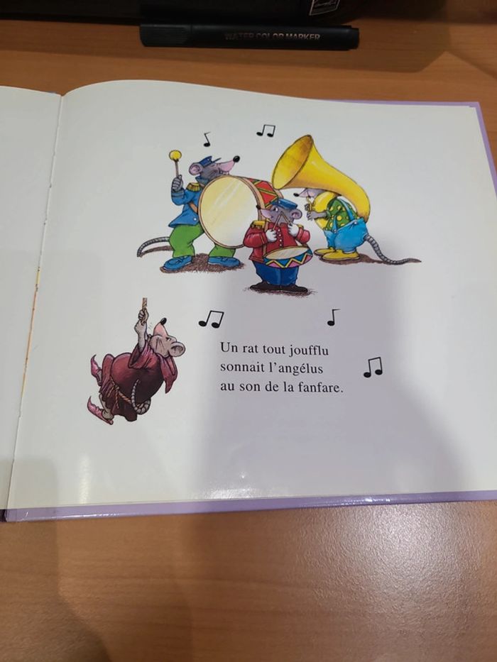 Sur le plancher une araigner se tricotage des lunettes - photo numéro 8