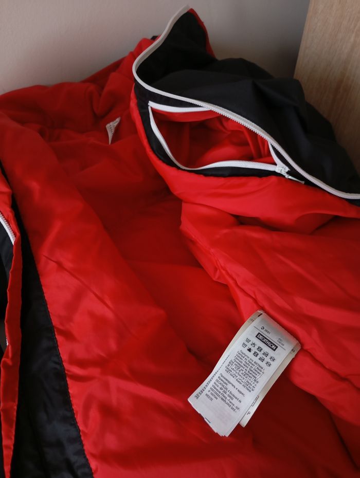 Coupe-vent blouson avec capuche.Taille S .Mixte . Decathlon ..Polyester.Noir et rouge . État neuf . - photo numéro 9