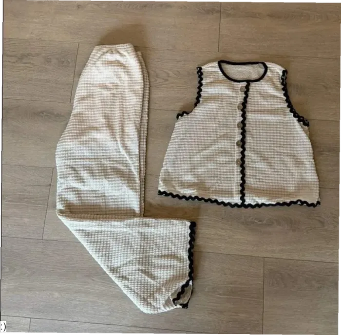 Ensemble Femme Deux Pièces Beige Gaufré Finitions Noires - Taille M Neuf Jamais Porté - photo numéro 3