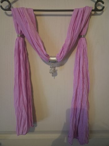 Echarpe rose avec strasses