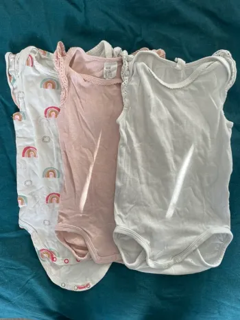 Lot 3 bodys sans manches 12 mois