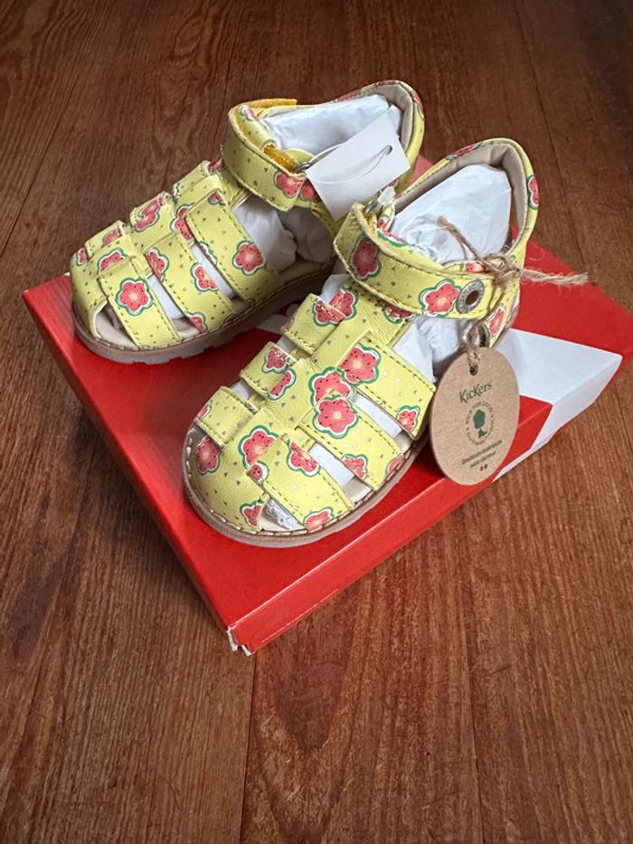NEUF Kickers sandales été en cuir bébé fille jaune et rose fleurs
