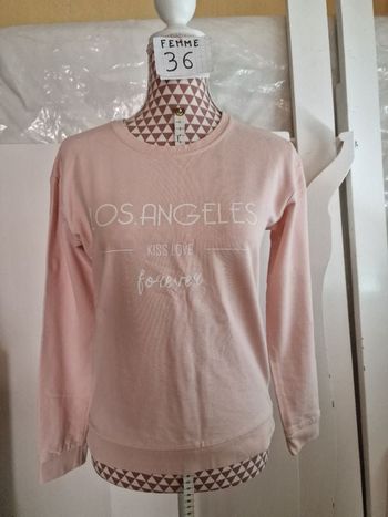 Sweat-shirt, rose pâle à inscription blanche, en très très bon état, en coton&acrylique, longueur 56