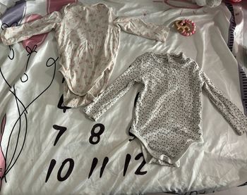 Lot de 2 bodies bébé fille