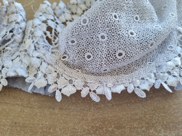 Soutien  gorge gris et blanc - photo numéro 6