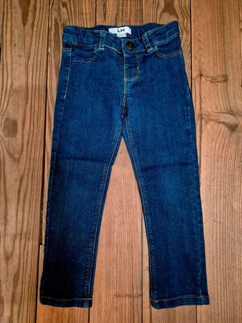 Jean bleu foncé en taille 3 ans