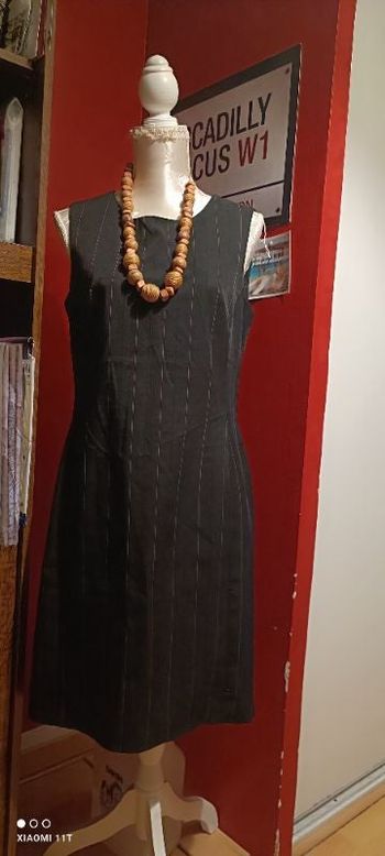Robe cintrée noire rayures fines