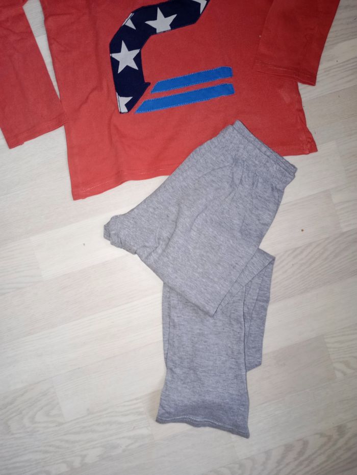 Pyjama en coton rouge et gris numéro 2 Tex
T. 7-8 ans