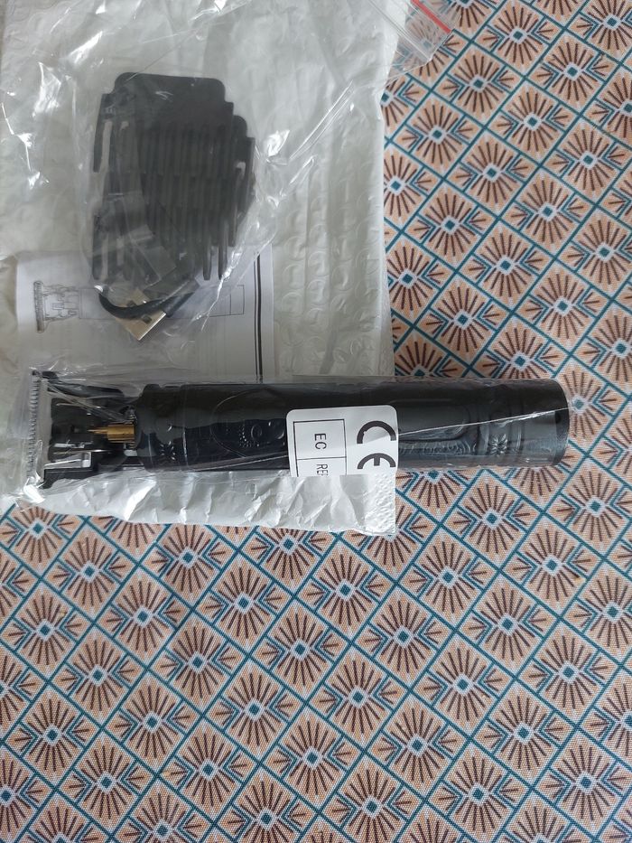 Tondeuse à cheveux noir motif bouhda - photo numéro 3