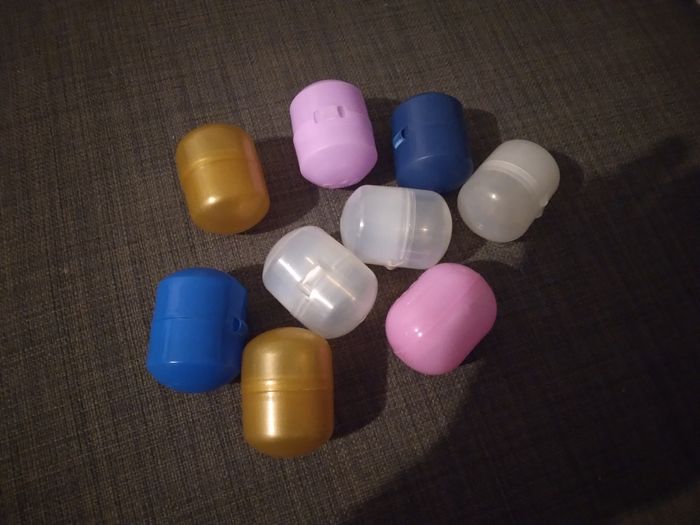 Lot 25 boules kinder vide