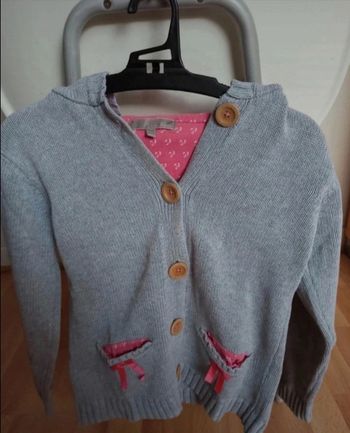 gilet pull gris boutons en bois Lisa rose 10ans