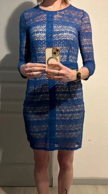 Jolie robe bleu dentelle de marque Reserved taille 40-L