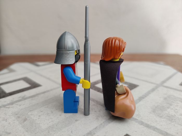 2 figurines Collecteur de taxes et Garde Lion Knight du set Lego 10332 Place du Village Médiéval - photo numéro 4