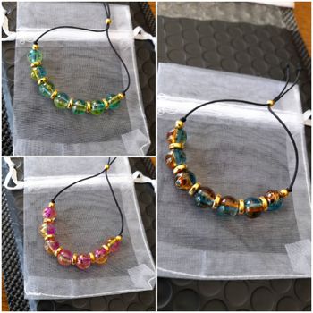 Bracelet réglable orné de perles