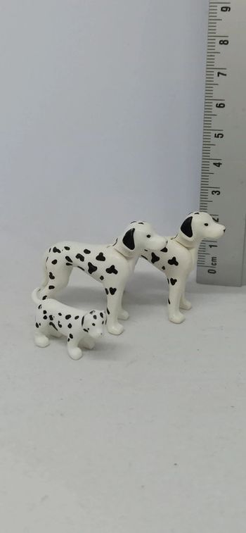 Famille de chiens dalmatiens avec chiot playmobil