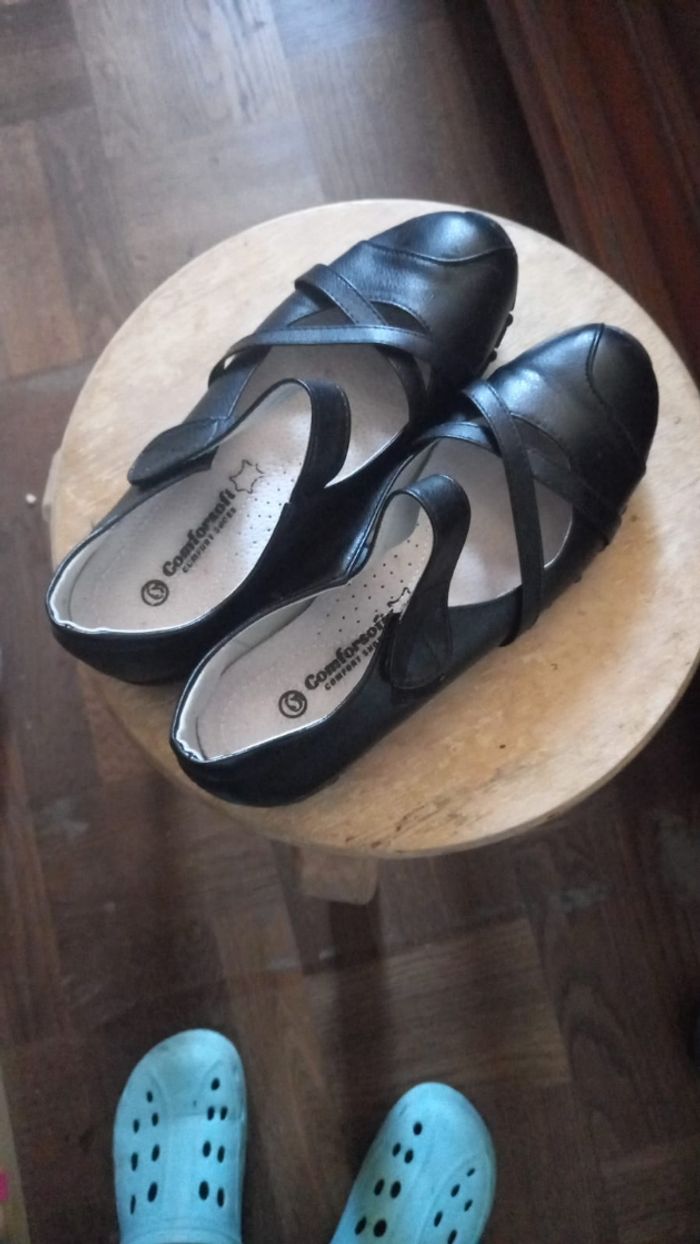 Paire de chaussures noires en cuir femme - photo numéro 1
