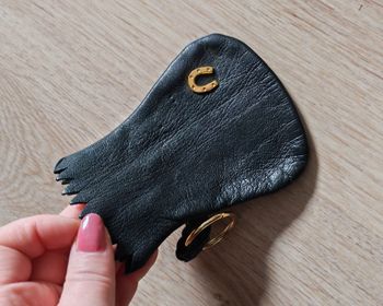 Pochette mini bourse noir en simili-cuir déco fer à cheval doré