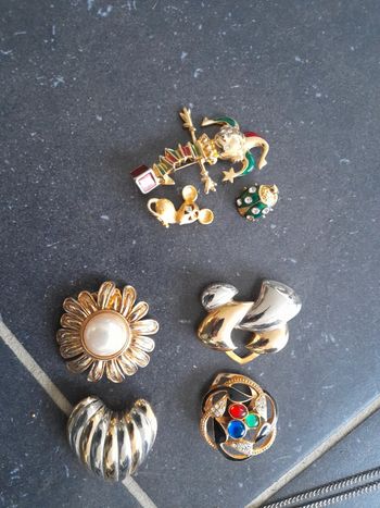 Lot attaches foulards et broches