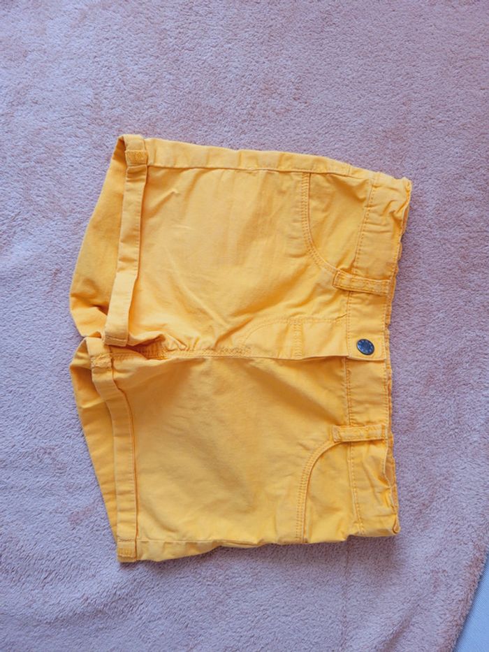 Short jaune moutarde en taille 6 ans, réglable à la taille. - photo numéro 5