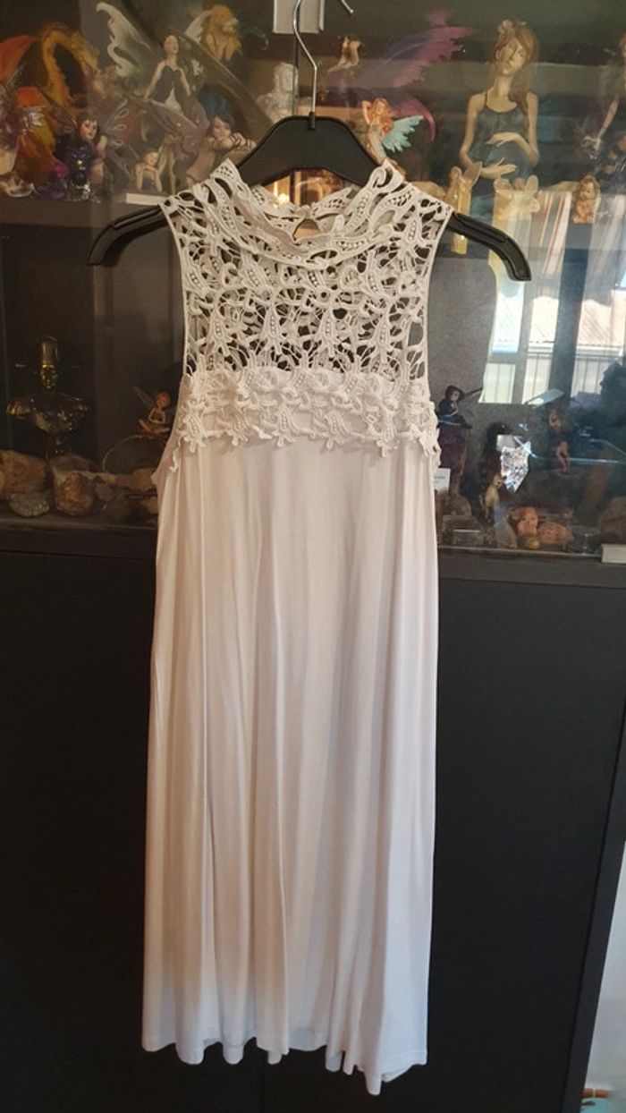 Robe blanche broderie devant et derrière taille 38-40