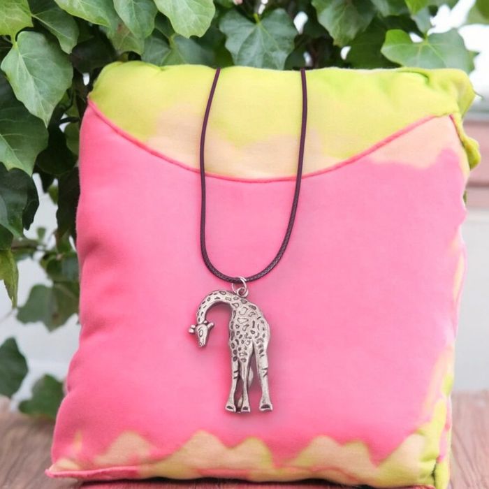 Collier noir pendentif girafe