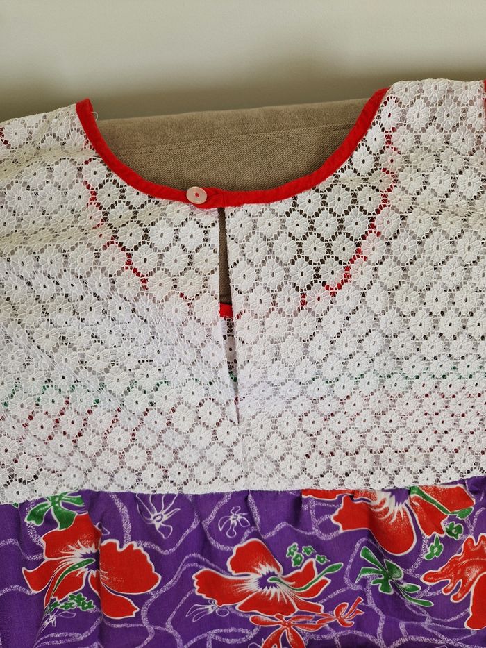 Robe polynésienne violette à fleurs rouge avec détail dentelle - photo numéro 8