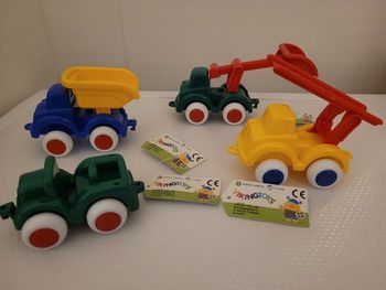 Lot de 4 véhicules neuf avec étiquettes