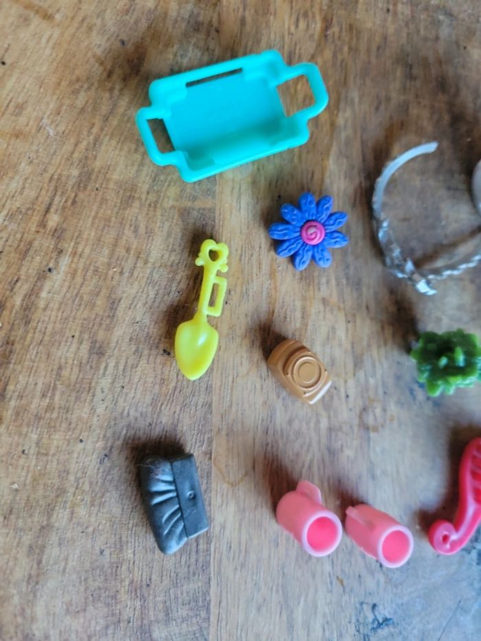 Lot accessoires pour poupée style barbie tenue main - photo numéro 2