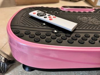 Plateforme vibrante neuve rose pour entraînement Complet du Corps, avec Bandes de résistance et variateur de Vitesse, pour entraînement à Domicile