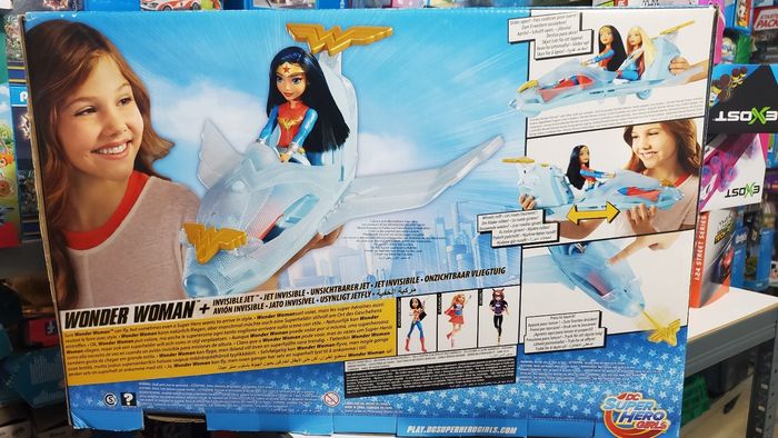 Wonder woman et son Jet invisible. - photo numéro 2