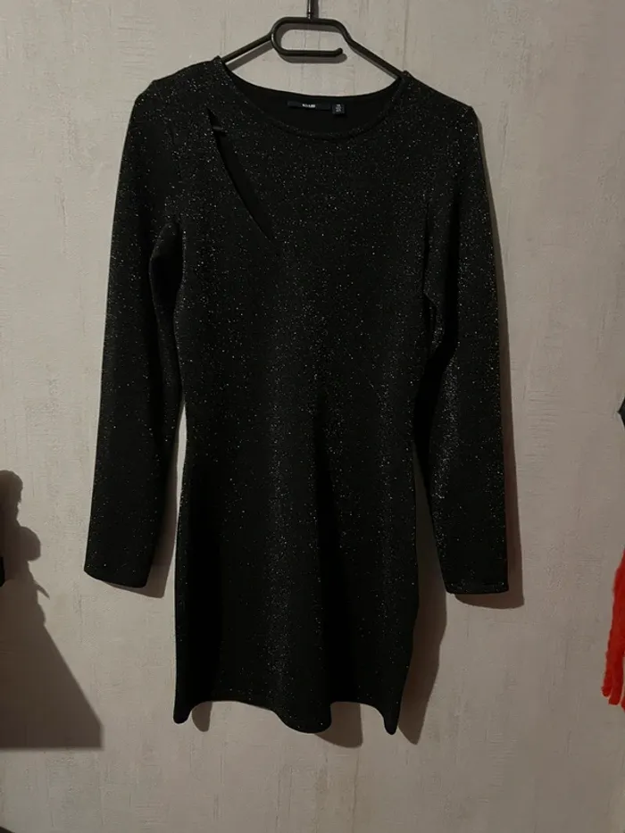 Jolie robe noire pailletée idéal pour les fêtes