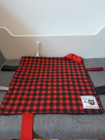 Doudou plat noir et rouge : les petits ziboo