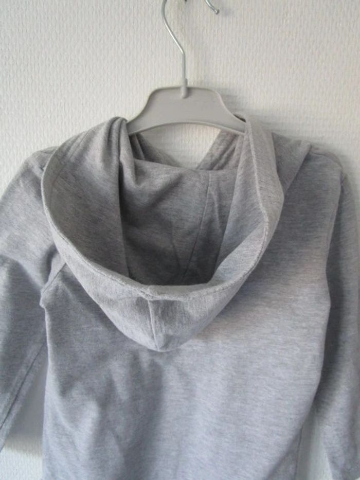 T-shirt gris à capuche TAO 3 ans TBE - photo numéro 5