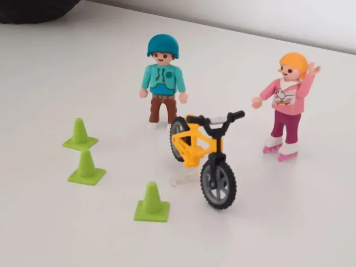 Enfants qui jouent playmobil - photo numéro 2
