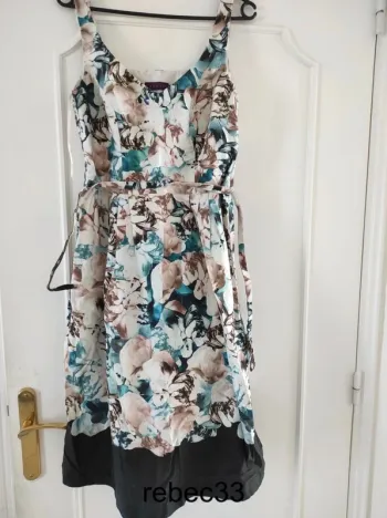 Robe habillée fleurie sans manches