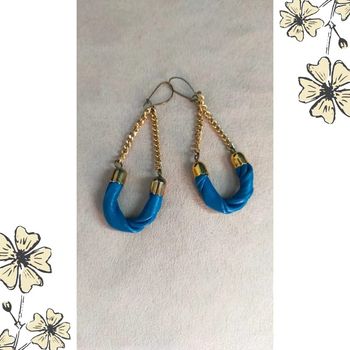 Boucles d'oreilles originales dorées et bleues – chaîne + effet cuir torsadé