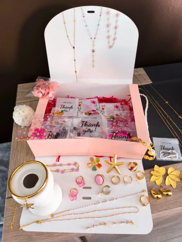 Lot de 40 bijoux dorés, blancs et roses - photo numéro 15