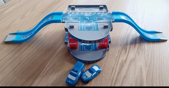 Petit circuit de voiture avec accessoires