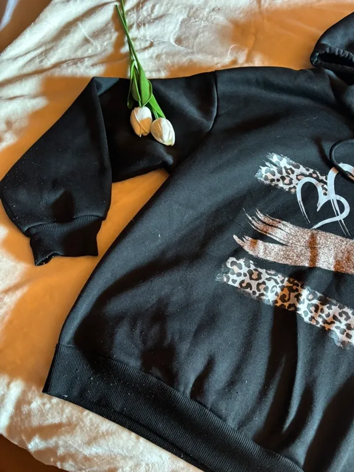 Sweat à capuche noir motif cœur Shein – Taille M 🖤 - photo numéro 2