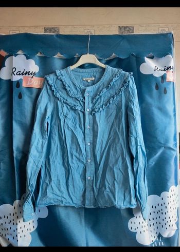 Chemise en jean légère à volants – col rond, style romantique