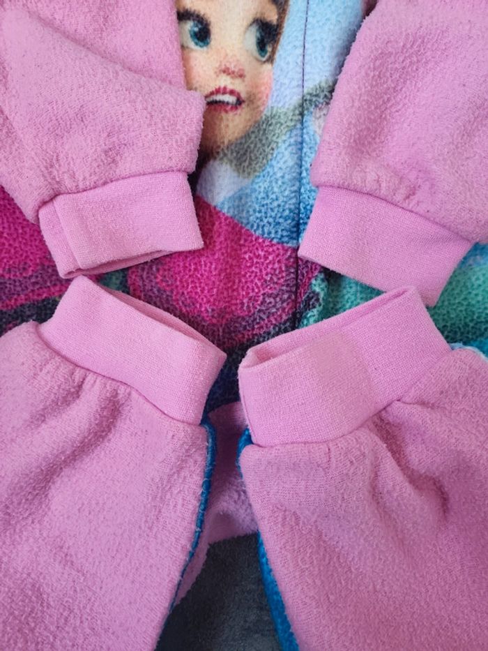 Combi pyjama reine des neiges 5 ans très bon état - photo numéro 4