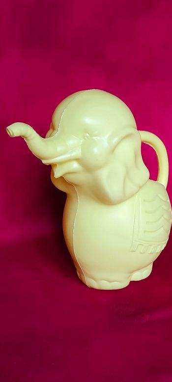 Pichet éléphant jaune en plastique