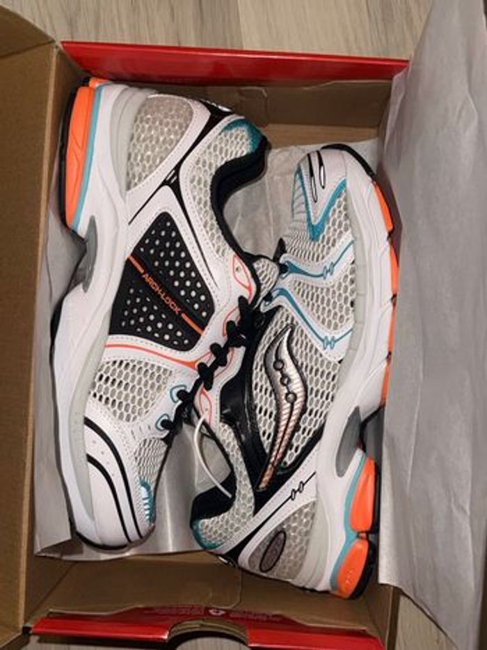 Saucouny blanche neuf taille 43 - photo numéro 3