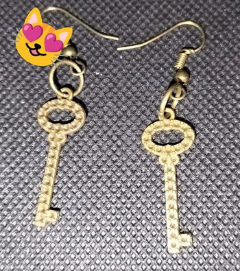 Boucle d'oreille bronze clé