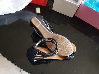Sandales plates noires avec fleurs