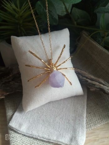 Collier pendentif araignée avec pierre naturelle d'améthyste 💜.