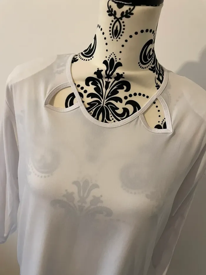 Blouse blanche Mode Paris - Découpes et manches ajourées - Taille 42 - photo numéro 2